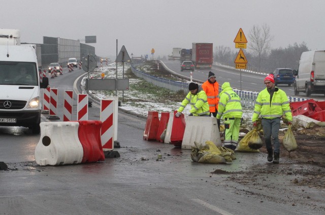 W czwartek od samego rana drogowcy pracowali nad wdrożeniem nowej organizacji ruchu na odcinku trasy ekspresowej S7 od miejscowości Brzegi do Mnichowa. Zdemontowano separatory kierunku jazdy oraz uprzątnięto błoto zalegające na jezdni.