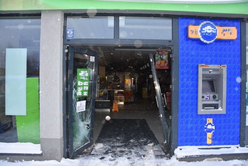 Rzeszów. Daewoo matiz jako... narzędzie przestępstw. Mężczyźni taranowali nim drzwi do sklepów i okradali placówki handlowe (ZDJĘCIA)