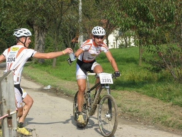 Arkadiusz Cygan, klubowy kolega Marcina,  po rozcięciu opony uniemożliwiającym nawet założenie dętki doszedł do bufetu i pomagał Marcinowi, podając bidony.