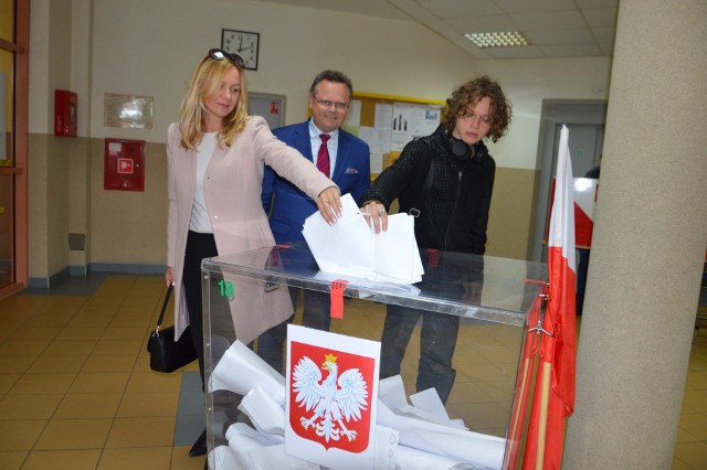 Poseł Andrzej Szejna głosował z żoną i synem w Stadnickiej Woli koło Końskich. Więcej na kolejnych zdjęciach.