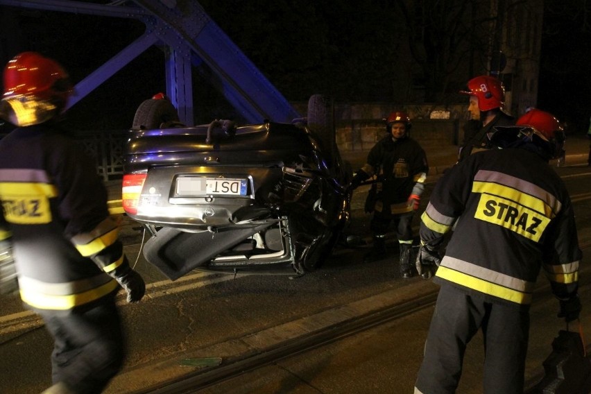 Wrocław: Pijany kierowca uderzył w most Sikorskiego (FILM, ZDJĘCIA)
