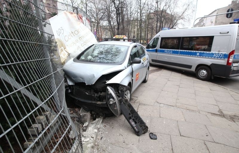 Wypadek na Żeromskiego. Taksówka uderzyła w ogrodzenie [ZDJĘCIA, FILM]
