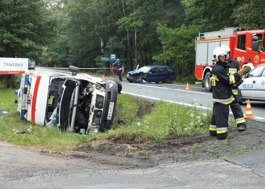 Wypadek karetki pod Bełchatowem. Cztery osoby ranne [ZDJĘCIA+FILM]