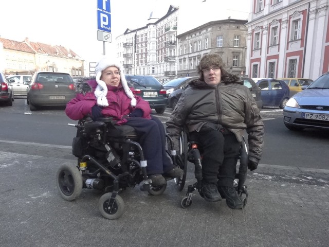 Sebastian Mankiewicz i Agnieszka Kubicka mają problem z parkowaniem samochodu przed Urzędem Miasta