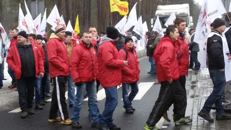 Strajk na Śląsku: Górnicy zablokowali drogi DK1 w...