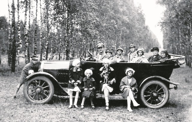 Niedzielna przejażdżka po lesie w okolicy Brus. Lato roku 1925