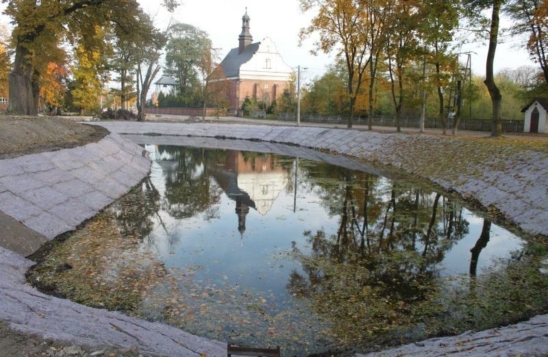 Odnowiona fosa w secemińskim parku.