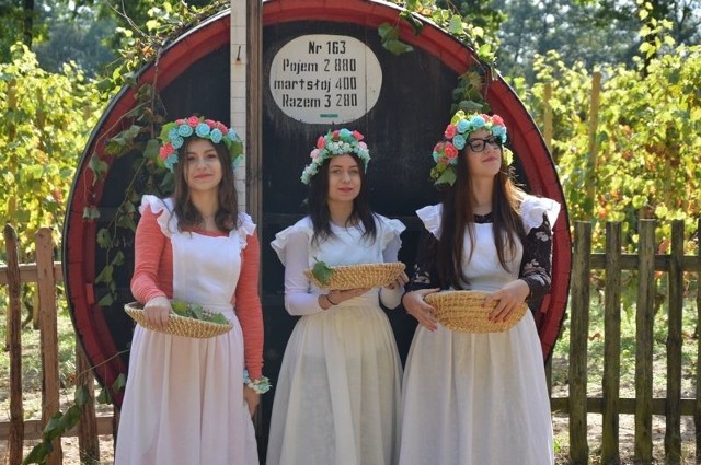 W niedzielę (2 października) w skansenie etnograficznym w Ochli odbyło się "XIX Lubuskie Winobranie w skansenie". Na gości czekała cała masa atrakcji. Zaczynając od pysznych produktów regionalnych, wytwarzanych tradycyjnymi metodami, przez piękne ozdoby, na wspaniałej muzyce kończąc. Nikt z obecnych nie wyszedł głodny i w złym nastroju. W Ochli pojawili się nie tylko turyści z okolicy. Liczna była grupa ze Szczecina i Górnego Śląska. - Bardzo nam się tu podoba - mówiła Renata Kolawczyk, która wraz z koleżankami przyjechała do nas ze Stargardu Szczecińskiego. - Na pewno pojawimy się tu za rok, bo zabawa jest wspaniała - dodaje Pani Renata.