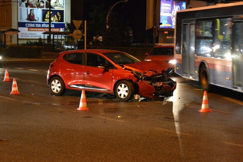 Wypadek na rondzie Jagiellonów. Zderzenie trzech aut