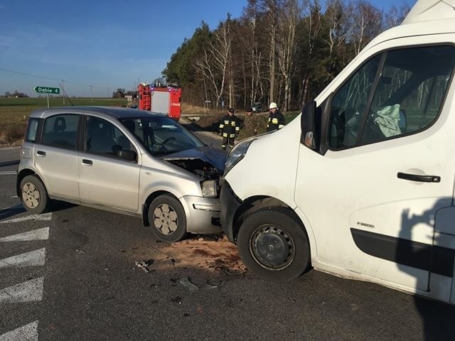 Kolizja w Oksie. Na skrzyżowaniu zderzyły się opel i fiat