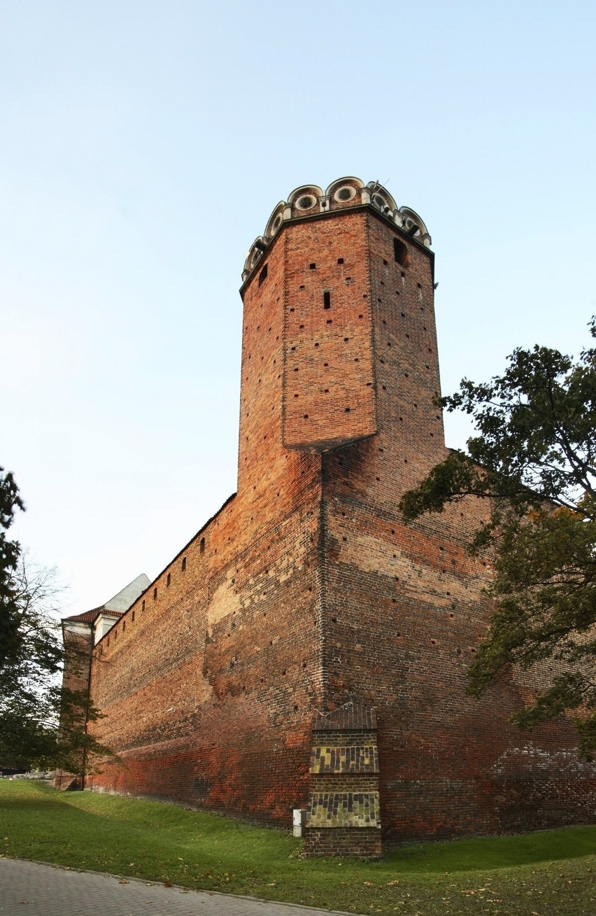 Zamek Królewski w Łęczycy został wzniesiony przez króla...