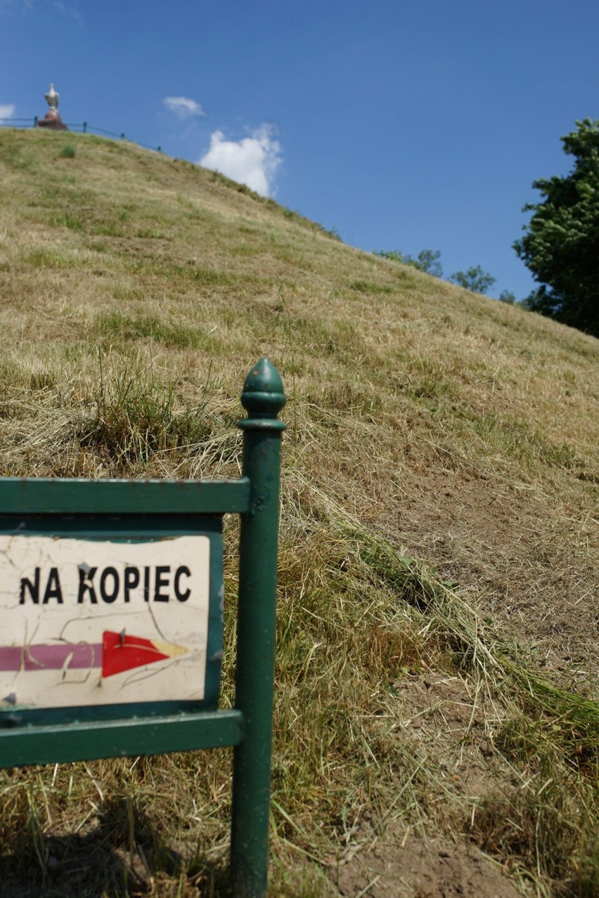 Tak wygląda kopiec Wandy, jeden z symboli Krakowa,  po tym,...