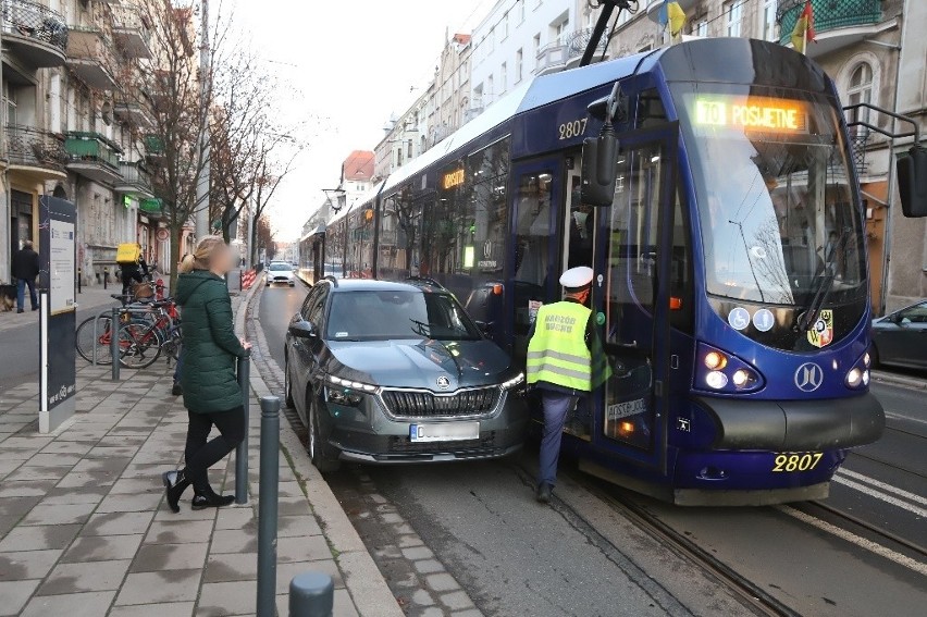 Wypadek tramwaju na ul. Nowowiejskiej we Wrocławiu. Zderzył się z osobówką! [ZDJĘCIA]