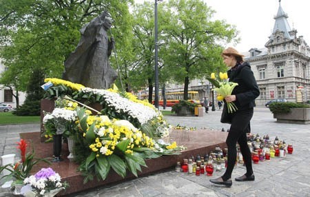 Wiele osób zapalało znicze i kładło kwiaty przy pomniku...