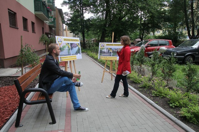 Konferencja prasowa odbyła się na wyremontowanym podwórku przy  ul. Kasprzaka 19