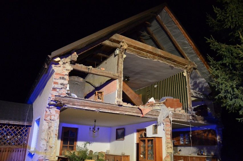 Zawaliła się ściana budynku w Wierzbicach. Dwie osoby zginęły pod gruzami (ZDJĘCIA, FILM)