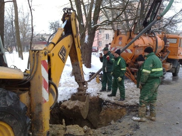 Usuwanie awarii przy ulicy Dąbrowskiej