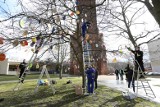 Weź udział w dekorowaniu wielkanocnego drzewka 