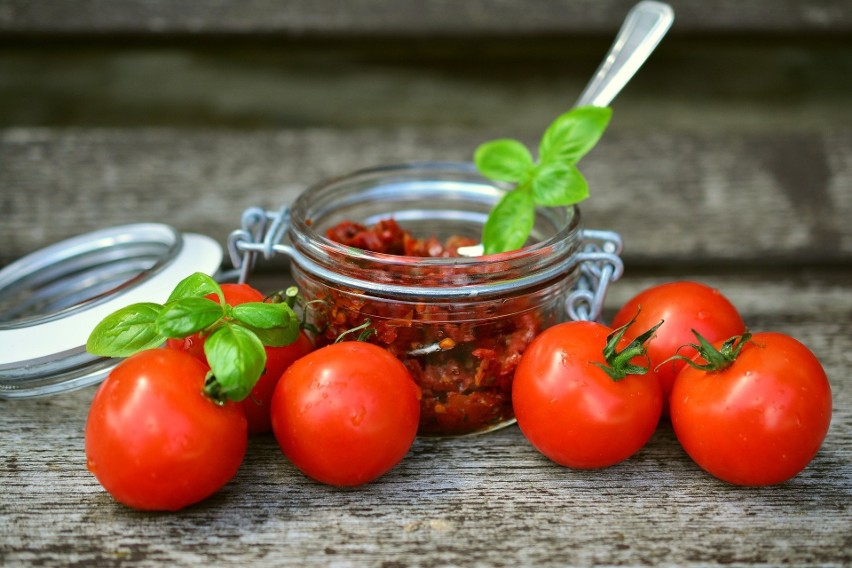 Suszone pomidory dodawane do sałatki lub przepyszne śledzie...