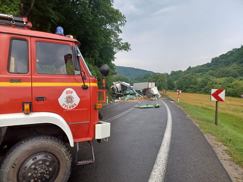 Wypadek w Lipowicy na DK 19. Zderzyły się ze sobą dwa samochody ciężarowe. Droga jest zablokowana