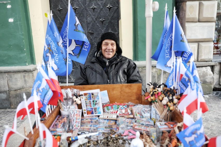 Pan Zbyszek od lat sprzedaje pamiątki na Starym Rynku....