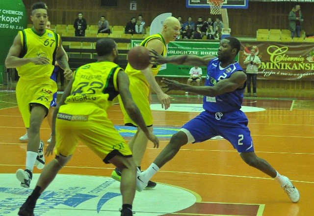 Koszykarze Siarki Tarnobrzeg (w żółtych koszulkach) nie odpuszczą walki o utrzymanie.