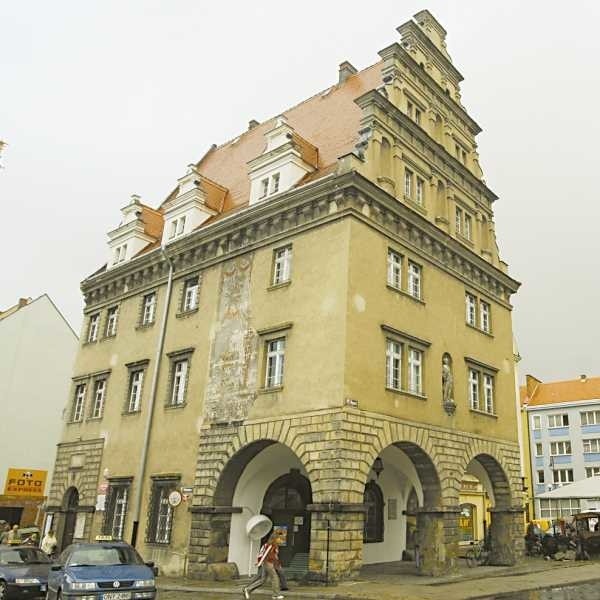 Kiedyś Dom Wagi Miejskiej. Obecnie - biblioteka.