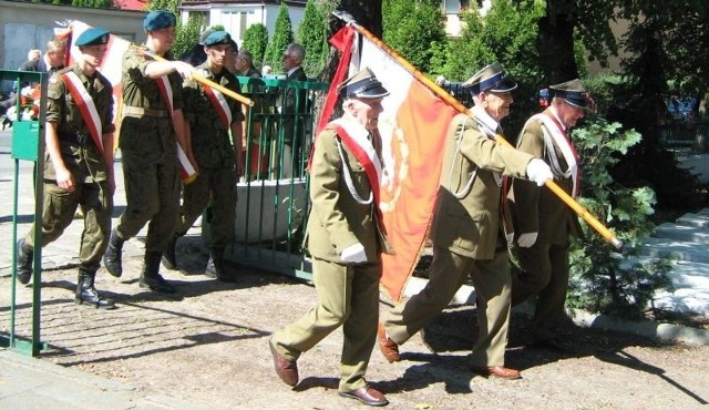 Po uroczystej mszy, kombatanci i goście przeszli uli-cami miasta na cmentarz wojskowy, gdzie po okolicznościowych przemówieniach, złożyli kwiaty