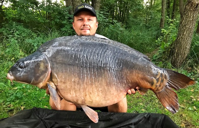 Przemysław Badyniak z karpiem ważącym 25,6 kg