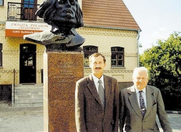 Tadeusz Gawin z Andrzejem Stelmachowskim &#8211; pierwszym Marszałkiem Senatu RP, prezesem Stowarzyszenia "Wspólnota Polska&#8221;, przy pomniku Adama Mickiewicza w Grodnie w sierpniu 1999 r.
