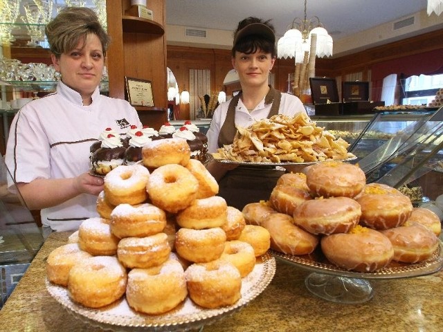 Pączki oraz chrusty będą królowały w tłusty czwartek. Przysmaki prezentują Lidia Broniś, szefowa produkcji i Renata Piotrowska, sprzedawca w kieleckiej cukierni Świat Słodyczy