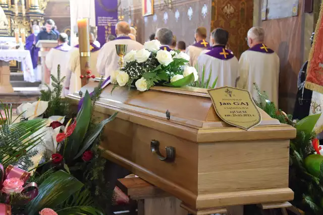 Pogrzeb księdza prałata Jana Gaja, wieloletniego proboszcza parafii Małogoszcz. "Wróciłeś do domu"