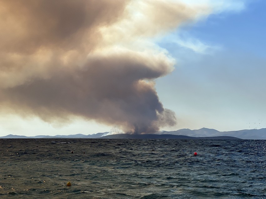 Wiatr utrudnia akcję gaszenia pożaru na Ciovo.