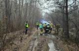 Strażacy w lesie w gminie Stąporków ratowali starszego pana