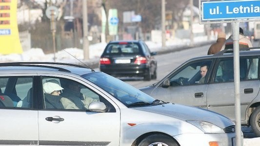 Dodatkowy pas dla skręcających w ul. Letnią usprawniłby ruch na tym skrzyżowaniu