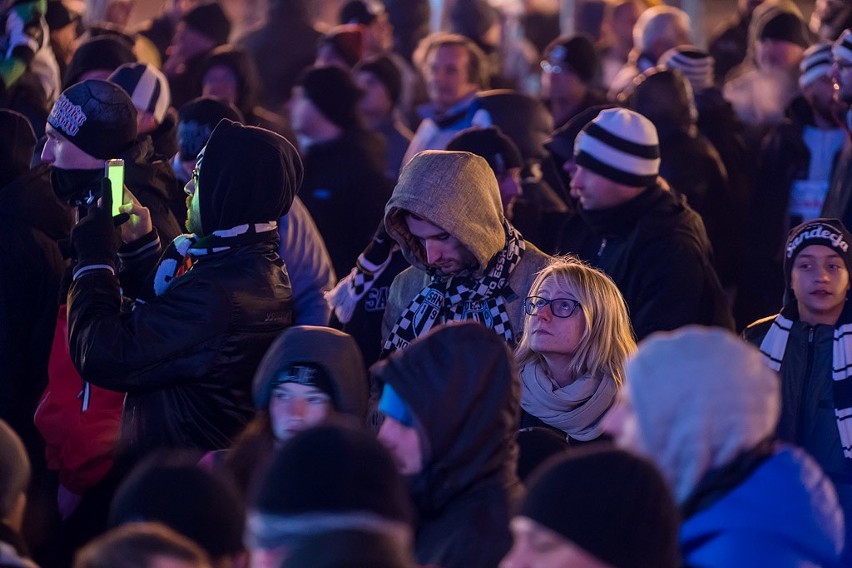 Kibice Sandecji Nowy Sącz chcą nowoczesnego stadionu i manifestowali przed sądeckim ratuszem [ZDJĘCIA, WIDEO]