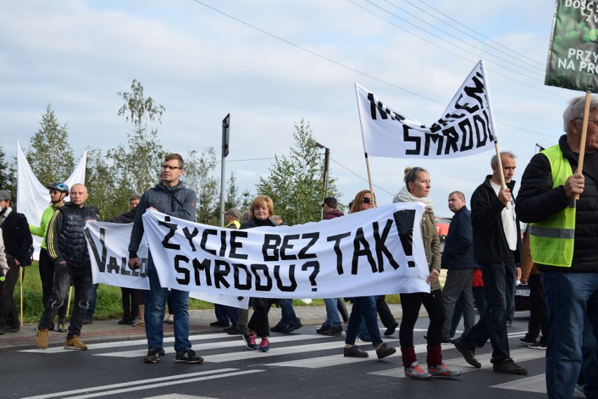 Protest w Skawinie. Dość smrodu - krzyczą mieszkańcy sprzeciwiając się dymiącym kominom i uciążliwemu fetorowi 