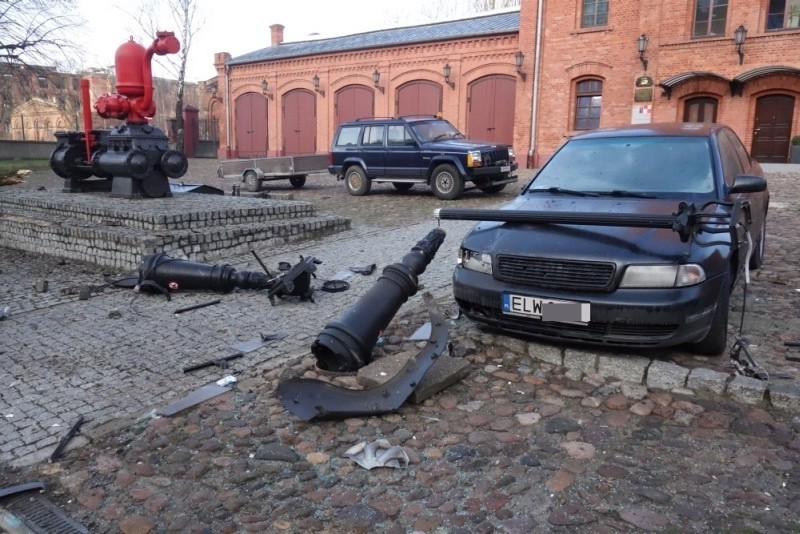 Wypadek na Tymienieckiego. Ford skosił trzy latarnie, drzewo i uderzył w audi [ZDJĘCIA]