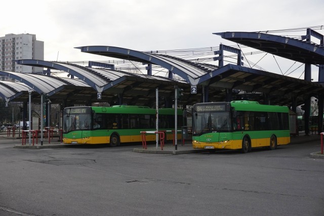 Linie powiązane z dworcem na Ratajach mają być obsługiwane przez autobusy elektryczne. MPK ma kupić 15 sztuk tych pojazdów wraz z ładowarkami. Przewiduje się, że nastąpi to w 2018 roku
