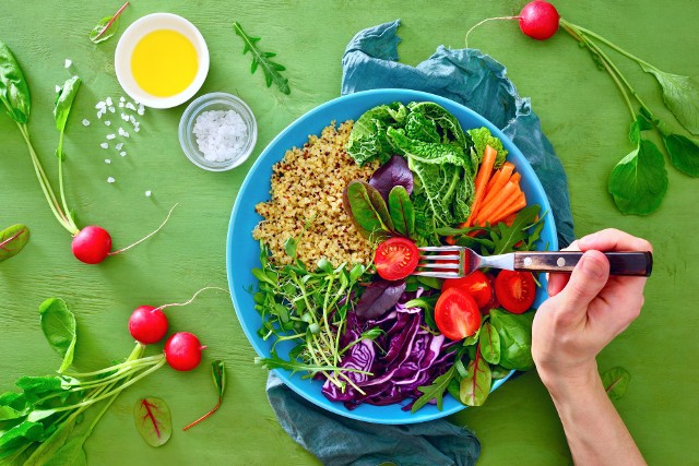 Dieta przeciwzapalna obfituje w kolorowe warzywa, pełnoziarniste produkty zbożowe, zioła i inne źródła antyoksydacyjnych związków