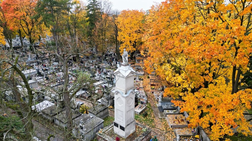 Kieleckie cmentarze na kilka dni przed świętem Wszystkich Świętych. Zobacz na zdjęciach z drona, jak wyglądają cmentarz stary i nowy