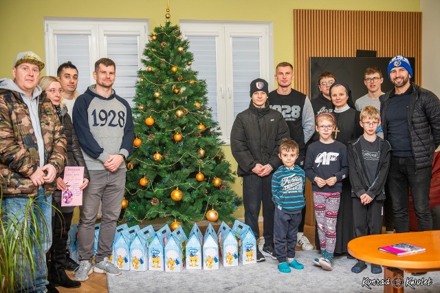 Karpaty Krosno już po raz czwarty przeprowadziły akcję charytatywną i przekazały dary dla Domów Dziecka.
