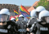 Poradnik dla policjantów. Jak mówić do homoseksualistów, prostytutek i bezdomnych? 