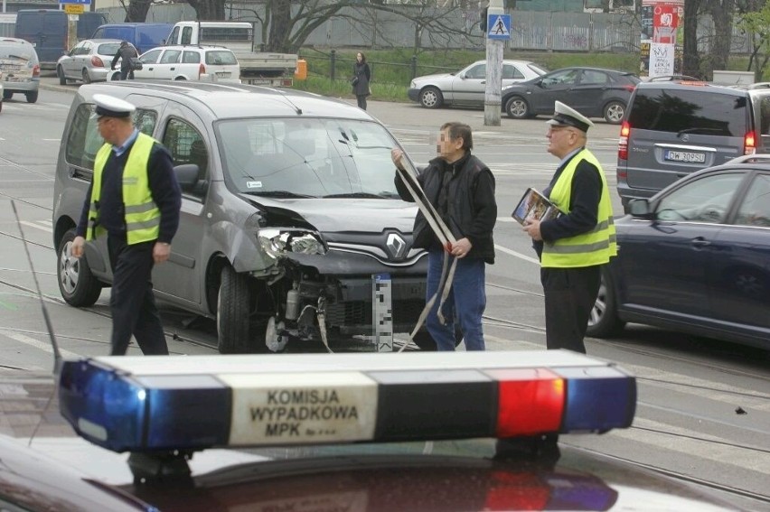 Wrocław: Wypadek na Sądowej. Samochody zablokowały torowisko [ZDJĘCIA]