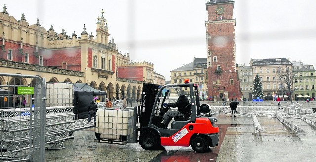 Rozpoczęła się budowa sceny sylwestrowej na Rynku Głównym. Wystąpią na niej gwiazdy hip-hopu, rapu oraz muzyki elektronicznej