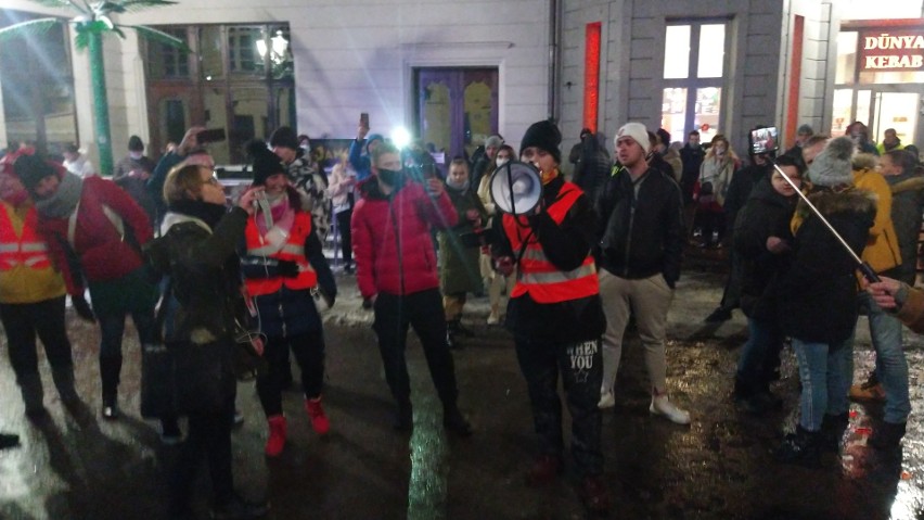Policja blokowała wejście do klubów w Pasażu Niepolda