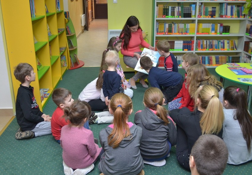 Brok. Ferie zimowe w bibliotece, dzień pierwszy 10.02.2020. Dzieci lepiły bałwanki ze… skarpet i ryżu. Zobaczcie zdjęcia