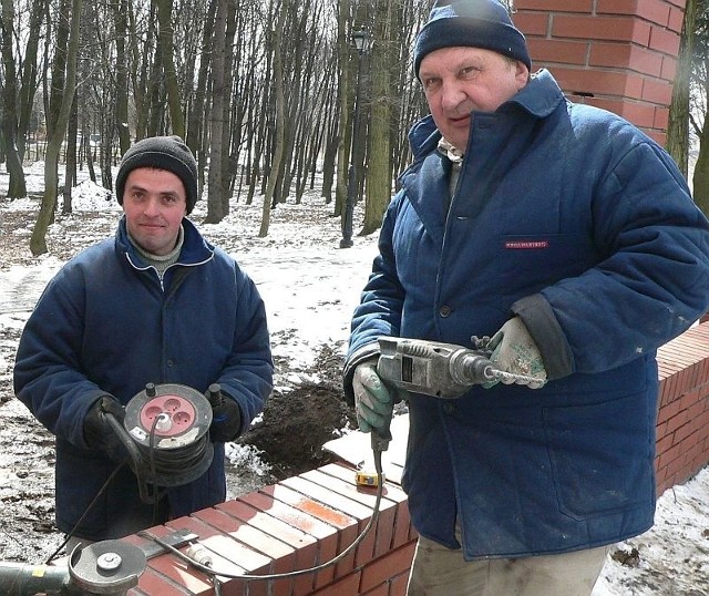 Ekipy budowlane montowały we wtorek metalowe przęsła w nowym ogrodzeniu parku w Kazimierzy.