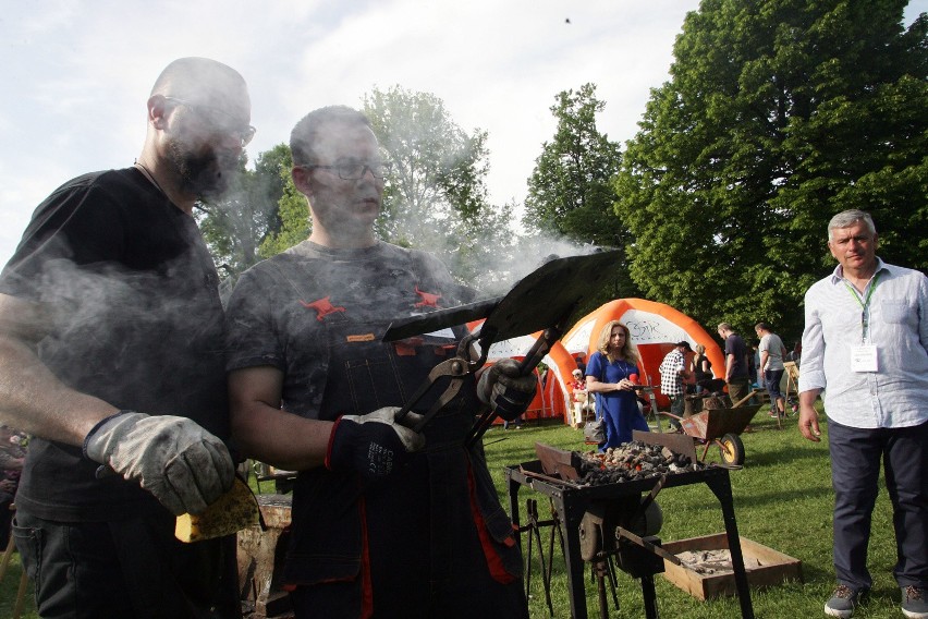 Majówka 2018. Wiosna sprzyja posiłkom na świeżym powietrzu. Grill, wspólny stół, dobre wino...