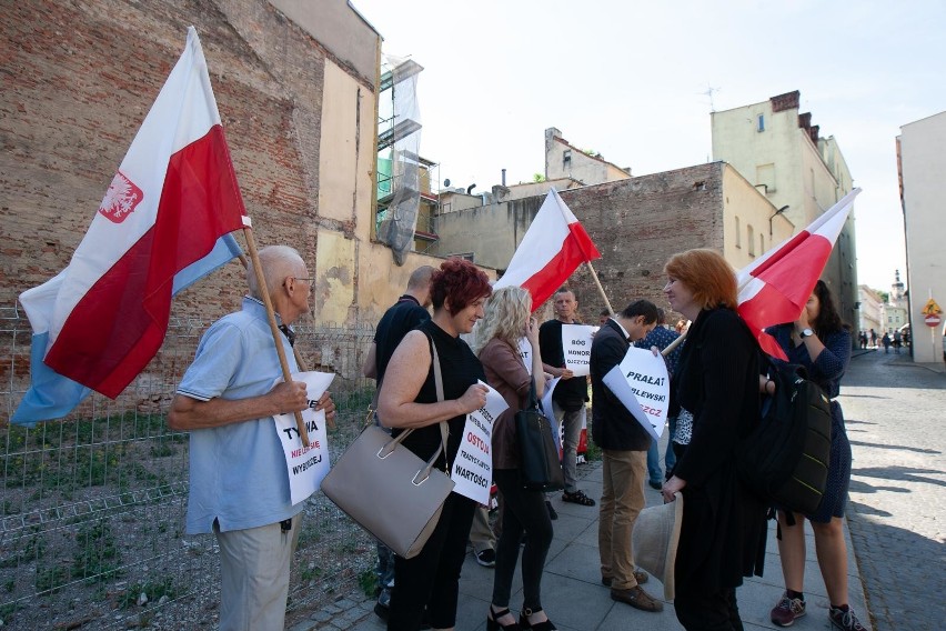 18 czerwca przed siedzibą bydgoskiej kurii odbyła się...